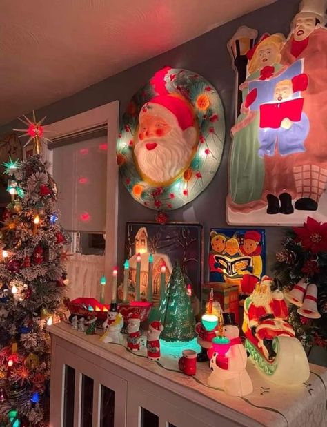 Campy Christmas Decor, Vintage 70s Christmas Decorations, Vintage Kitchy Christmas, Christmas Decor Ideas Retro, Tacky Halloween Decorations, 2000s Christmas Aesthetic Decor, Retro Vintage Christmas Decor, Vintage Christmas Kitsch, Vintage 50s Christmas Decor