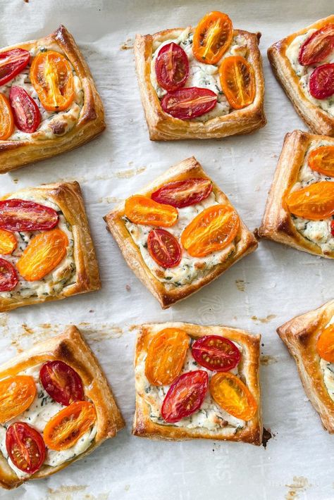 Basil Cream Cheese, Puff Pastry Tomato, Tomato Tartlets, Tomato Appetizers, Cream Cheese Puff Pastry, Puff Pastry Cream Puffs, Puff Pastry Appetizers, Pastry Appetizer, Puff Pastry Tart