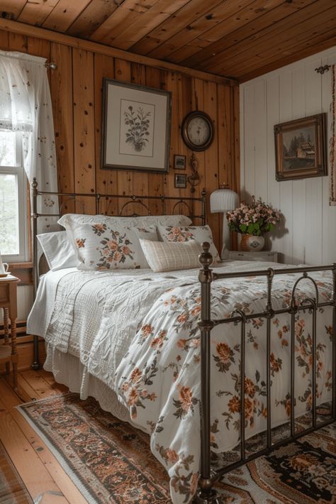 Country Cottage Bedroom, Minimalist Cottage, Minimalist Spaces, Cottage Bed, Cabin Bedroom, Minimalist Bedroom Design, Cottage Bedroom, Aesthetic Minimalist, Vintage Bedroom