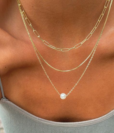 3 Strand Necklace, Stackable Gold Necklaces, Elegant Necklace Stack, Jewlary Pic Aesthetic Gold, Stacked Jewelry Necklaces, Necklace Stacking Gold, Gold Stacked Necklaces, Necklace Layering Ideas, Stack Necklaces