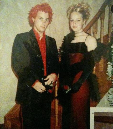 Alt Prom, Mall Goth 90s, Prom Songs, Emo Prom, Punk Prom, Prom Theme Party, 2000s Prom, Goth Prom, 2000s Goth