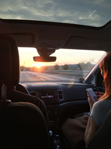 Family Roadtrip Aesthetic, Family Car Aesthetic, Life Astetic, Car Rides With Friends, Mobil Clasic, Car Ride Aesthetic, Family Car Trip, Dream Cars Range Rovers, Childhood Memories Aesthetic