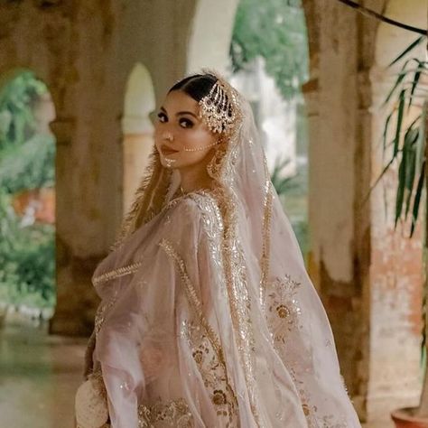 Styled in Pakistan on Instagram: "so regal ✨ @anizaxphotos" Traditional Nikkah Bride, Pakistani Wedding Shoot, Nikkah Bride Pakistan, Desi Bride Aesthetic, Desi Wedding Photoshoot, Nikkah Photoshoot Ideas, Pakistan Wedding Dress, Nikkah Dress Pakistani, Nikkah Aesthetic