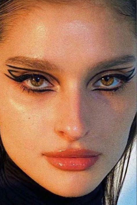 Eyeliner Aesthetic, Black Eyeliner Makeup, Black Eye Makeup, Graphic Eyes, Show Makeup, Graphic Makeup, Rave Makeup, Graphic Eyeliner, Smink Inspiration