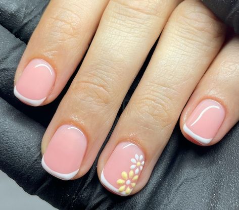 Gel Nails Ideas Short Squoval, Flower Gel Manicure, Spring Nails For Short Nails, Short Nails With Flower Design, Short Nail Ideas Spring 2024, Flower Design On Nails, Short Nails With Flowers, Very Short Nails Ideas, Simple Spring Nails Short