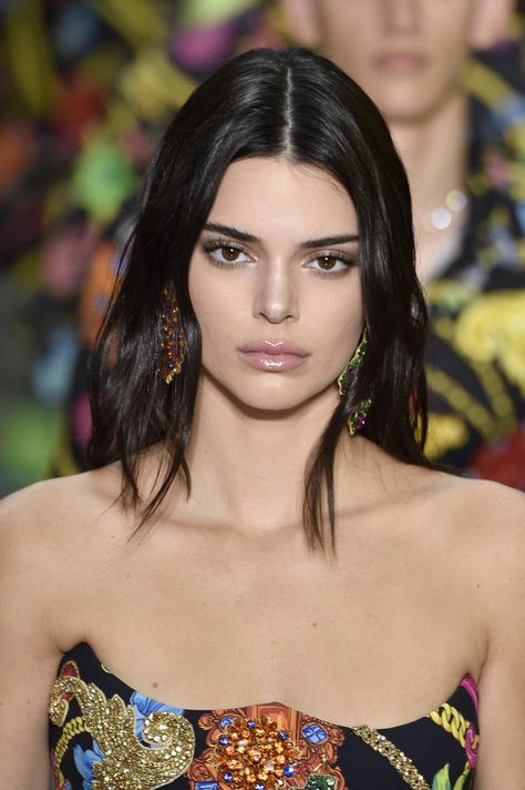 Kendall Jenner Walks Her First Runway in Five Months at Versace Kendall Jenner Workout, Kendall Jenner Style Casual, Kendall Jenner Modeling, Kendall Jenner Face, Kendall Jenner Makeup, Kylie Jenner Hair, Jenner Sisters, Kylie Jenner Outfits, Kylie Jenner Style