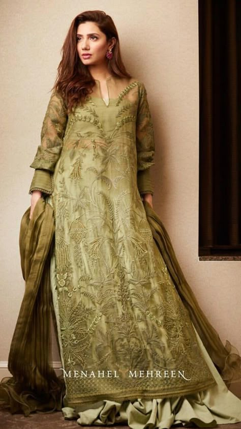 Mahira Mahira Khan Suits, Casual Desi Outfits, Mahira Khan Dresses, Charity Gala, Pakistani Couture, Mahira Khan, Pakistani Fancy Dresses, Pakistani Dresses Casual, Beautiful Pakistani Dresses