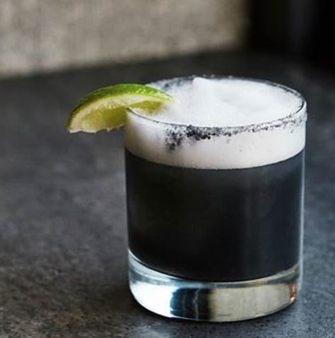 Discover DIY dark cocktail recipes with naturally detoxifying properties made with activated charcoal powder, fresh fruit juices, and premium spirits. Activated Charcoal Uses, Fresh Fruit Juice, White Cocktails, Fruity Cocktails, Black Food, Halloween Cocktails, Super Food, Juicing For Health, Fruit Cocktails