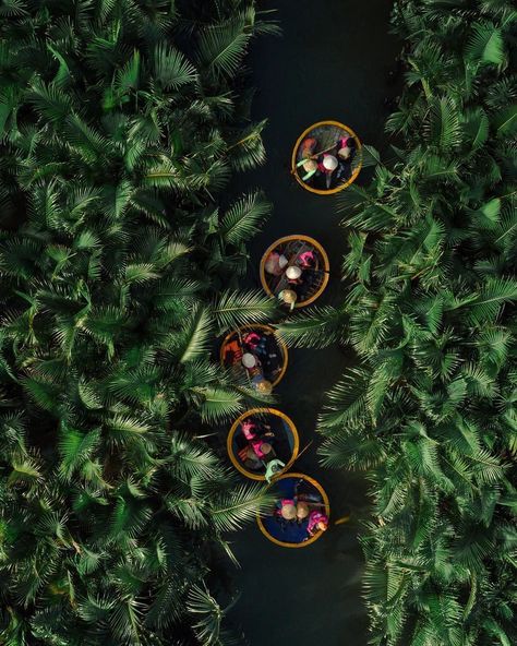 Floating Down The River, Bamboo Boat, Vietnam Photos, Round Boat, Vietnam Tourism, Vietnam Art, Fishing Vessel, Kunming, Down The River