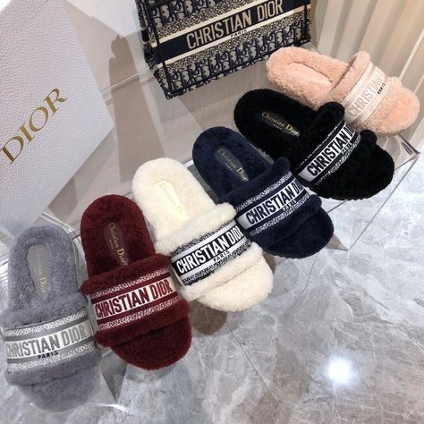 Made in the USA or Imported Synthetic Rubber sole Steve Madden Womens Flat slide sandal Woven strap with text design .5 inch heel height Expensive Slippers, Christian Dior Slippers, Dior Slippers, Slipper Outfit, Christian Dior Shoes, Crocs Boots, Fake Designer Bags, Shoes Heels Classy, Fake Designer