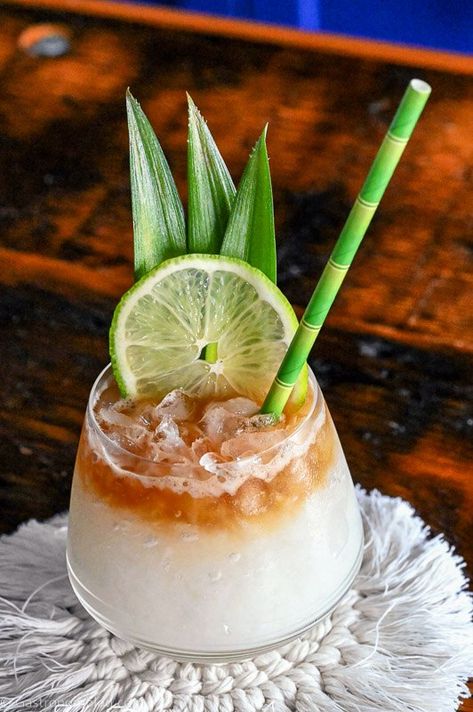 Thai Cocktails, Summer Beach Cocktails, Mai Tai Cocktail Recipes, Mai Tai Cocktail, Mai Tai Recipe, Tropical Drink Recipes, Hawaiian Drinks, Hawaiian Cocktails, Luau Food