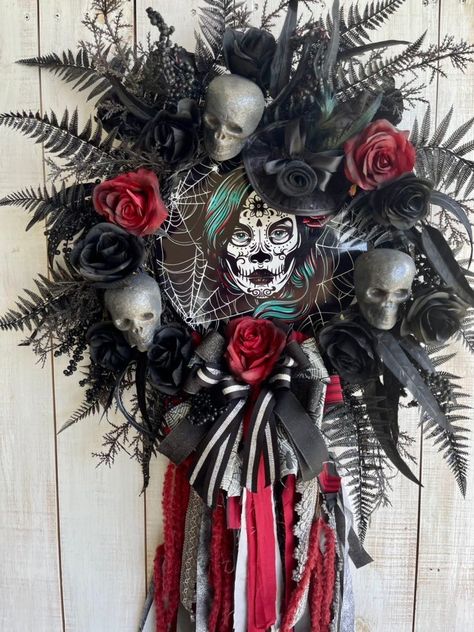 Sugar Skull Wreath, Day Of The Dead Wreath, Halloween Sugar Skull, Day Of The Dead Halloween, Skull Wreath, Black Top Hat, Halloween Wreaths, Front Door Porch, Entryway Wall