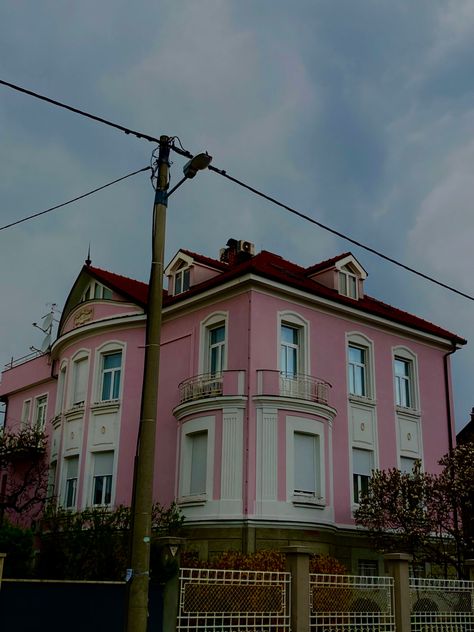 Pink Palace Coraline Real Life, Coraline Aesthetic Real Life, Coraline In Real Life, Coraline Core, Horror Core, Coraline And Wybie, Coraline Aesthetic, Coraline Jones, Pink Palace