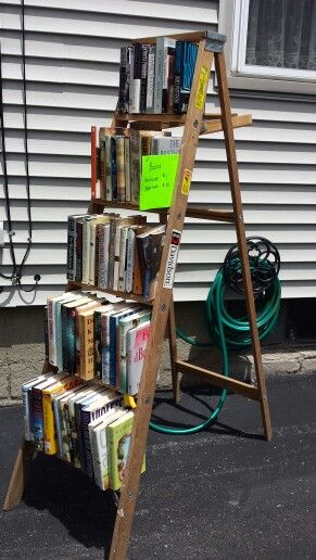 Garage Sale idea.  Display books on ladder. Garage Sale Ideas Display, Yard Sale Clothes, Yard Sale Clothes Rack, Yard Sale Fundraiser, Yard Sale Display, Yard Sale Hacks, Yard Sale Organization, Garage Sale Organization, Garage Sale Tips