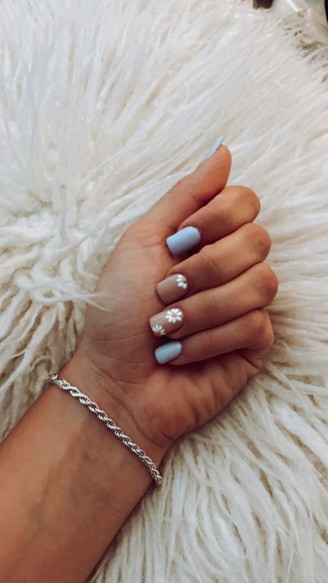 Summer Shirt Nails, Beige And Blue Nails Design, Blue Nail Designs Flower, Turquoise Flower Nails, Shirt Blue Nails, Periwinkle Nails With Flowers, Gender Reveal Nails Neutral, Light Blue Nails With White Flowers, Shirt Summer Nails