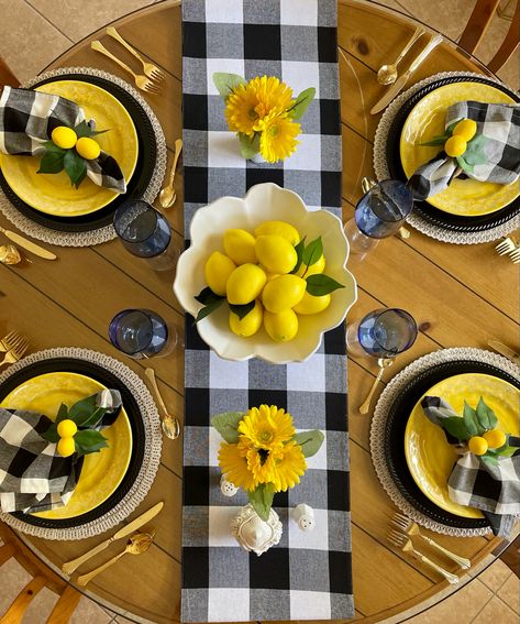 Lemon House Decor, Lemon Table Setting Ideas, Lemon Dinner Table Decor, Lemon Themed Table Settings, Summer Tablescapes Indoor, Lemon Table Decorations, Lemon Table Setting, Decor Dinner Table, Scarf Decoration