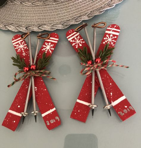 Popsicle Stick Ski Ornament, Skiing Christmas Ornament, Popsicle Stick Skis, Craft Sticks Christmas Ornaments, Popsicle Stick Art Christmas, Wooden Skis Decor Christmas, Wooden Skewers Crafts, Tongue Depressor Christmas Crafts, Ski Ornaments Diy