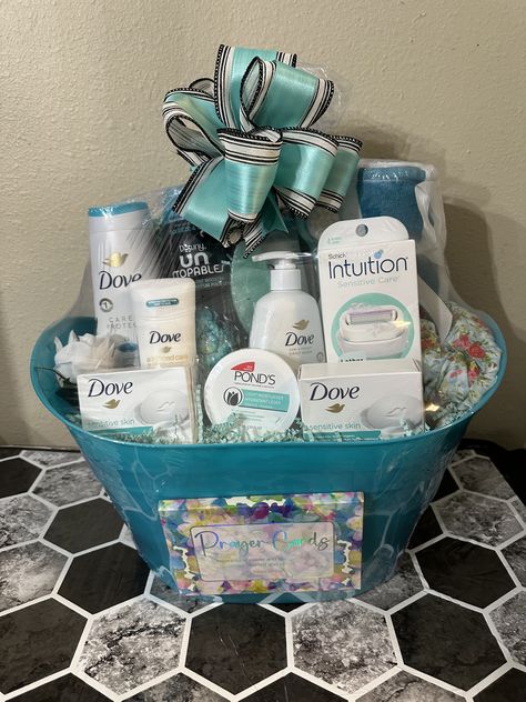 40 Dollar Gift Ideas, Adult Gift Basket, Homemade Housewarming Gifts, Raffle Gift Basket Ideas, Diy Mother's Day Gift Basket, Bath Basket, Creative Gift Baskets, Secret Sister Gifts, Mothers Day Baskets