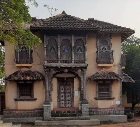 Indian Style Architecture, Colonial Architecture In India, Ancient Indian Architecture House, Maratha Aesthetics, Vintage Indian House, Indian Architecture Homes, Indian Traditional House, Old Indian Houses, Indian Mansion