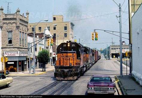 MILW 25 Milwaukee Road EMD SD40-2 at Bedford, Indiana by M Leachman Union Pacific Train, Railroad Images, New York Central Railroad, Ho Scale Train Layout, Train Railway, Milwaukee Road, Scenic Railroads, Railroad Pictures, Railroad Photography