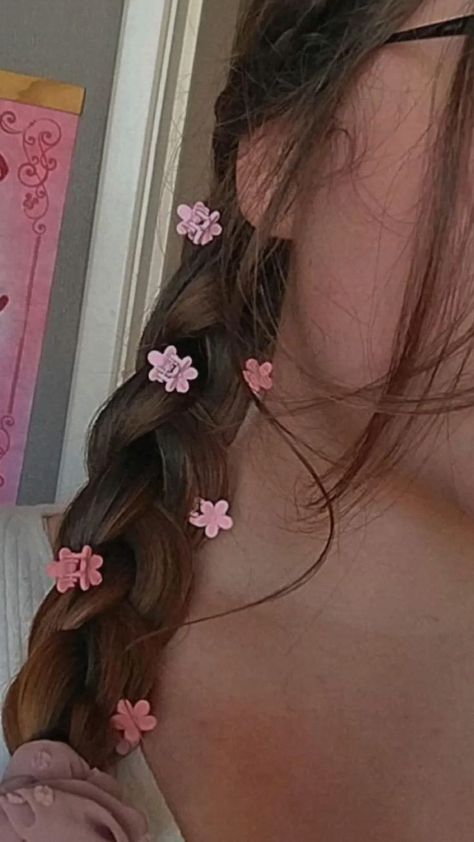 Braid Hairstyle With Flowers, Braided Flower Hair, Hairstyles With Mini Flower Clips, Mini Flower Hair Clips Hairstyles, Mini Flower Clip Hairstyles, Tiny Flower Clips Hairstyles, Flower Clips In Hair, Hairstyle With Mini Clips, Mini Flower Clips Hairstyles