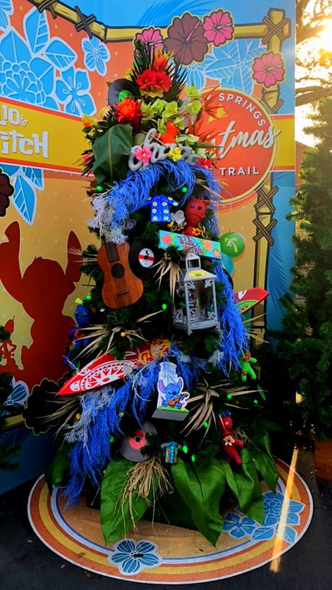 Lilo And Stitch Wreath, Lilo And Stitch Christmas Tree Ideas, Stitch Christmas Tree Disney, Lilo And Stitch Christmas Tree, Disney Christmas Tree Theme, Merry Stitchmas, Lilo And Stitch Christmas, Stitch Christmas Tree, Pretty Christmas Ornaments