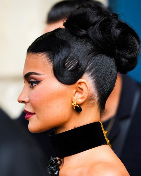 Finger Waves Long Hair Updo, Finger Wave Hairstyles For Long Hair, Finger Curls Long Hair, Finger Wave Ponytail, Old Hollywood Hairstyles Black Women, Hollywood Waves Updo, 90s Bridal Hair, Finger Waves On Long Hair, Finger Waves Updo