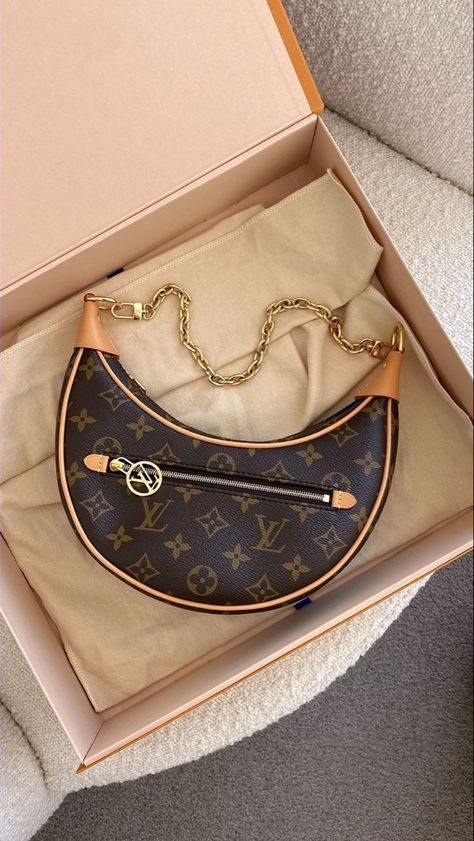 Purse Must Haves Items, Must Haves Aesthetic, Style Must Haves, Purse Must Haves, Style Inspo Summer, Tas Lv, Aesthetic Bag, Louie Vuitton, Luxury Bags Collection