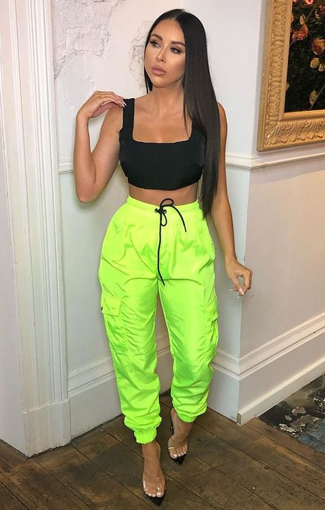 7 ideias de looks com peças neon – Crescendo aos Poucos Ropa Color Neon, Neon Party Outfits, Green Cargo Trousers, Festival Outfits Rave, Fest Outfits, Neon Outfits, Cargo Pants Outfit, Green Trousers, Neon Fashion