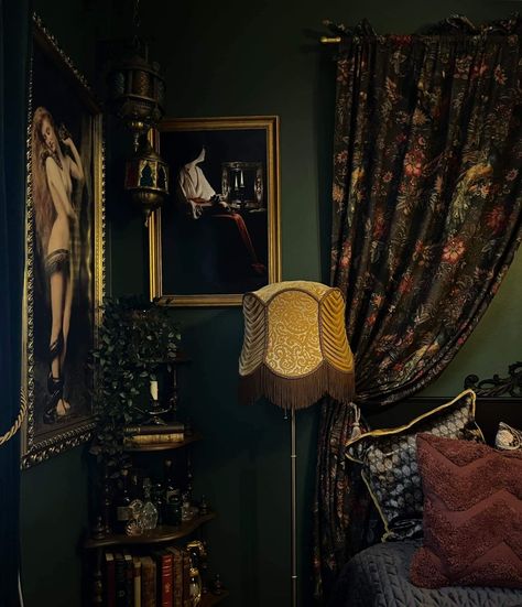 Dark Green Witchy Bedroom, Dark Green Whimsigoth Bedroom, Dark Maximalist Bedroom Vintage, Maximalist Decor Dark Academia, House Design Dark, Home Decor Ideas Dark, Maximalist Decor Bedroom Green, Dark Green Bedroom Maximalist, Home Aesthetic Dark