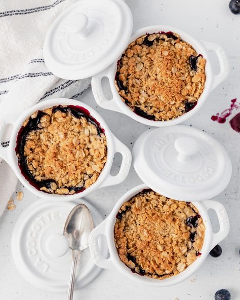 Easy Mini Blueberry Crisps Bright Food Photography, Buttercream Frosting Cake, Lemon Shortbread Cookies, Blueberry Crisp, Homemade Sugar Cookies, Blueberry Topping, Blueberry Pie Filling, Fruit Filling, Dessert Bread