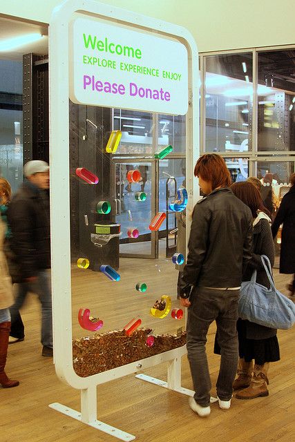 coin donation box games - Google Search Bank Activation, Childrens Museum Ideas, Donation Boxes, Tate Museum, Donation Box, Interactive Display, Interactive Installation, Tassen Design, Guerilla Marketing