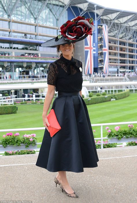 Royal Ascot, June 16, 2016. A woman's understated outfit of a black midi skirt and lace top got the high fashion touch with a wide brimmed hat decorated with a huge red rose Ladies Day Outfits, Bad Wedding, Race Fashion, Ascot Outfits, Kentucky Derby Outfit, Ascot Ladies Day, Morning Outfit, Kentucky Derby Fashion, Derby Attire