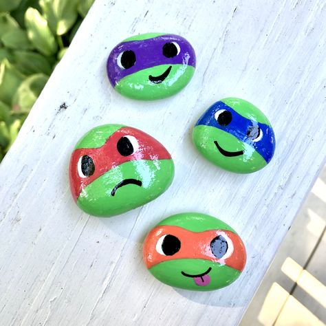 Painting Tiny Rocks, Rock Painting Cartoon Characters, Painting Rocks Ideas Easy, Rock Design Ideas, Cool Rock Painting Ideas, Cute Rock Painting Ideas, Turtle Painted Rocks, Pin Diy, Diy Rock Art