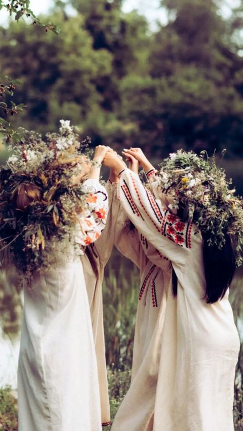 How to Celebrate Ostara at Home: Simple Solitary Rituals for Renewal and Rejuvenation! May Day Aesthetic, Ostara Feast, Ostara Decor, Ostara Decorations, Ostara Aesthetic, Celebrate Ostara, Slavic Aesthetic, Munchkin Land, Spring Goddess