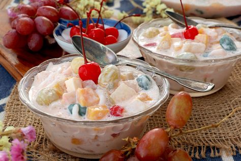 Bring colors to your Christmas tables with this traditional Filipino fruit salad. Easy and quick to make that is the perfect dessert this holiday season. | www.foxyfolksy.com #fruitsalad #dessert #filipino #filipinofood #pinoyfood #holidays #christmas Filipino Fruit Salad, Pinoy Dessert, Filipino Food Dessert, Filipino Food Recipes, Filipino Dessert, Filipino Recipe, Fruit Salad Easy, Filipino Style, Pinoy Recipes