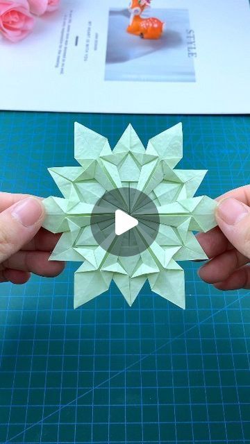 Origami Snowflake Tutorial, 3d Paper Crafts Diy Projects, Snowflakes Origami, Snowflake Origami, Origami Snowflake, Origami Mandala, 3d Origami Tutorial, Origami Christmas Ornament, Easy Origami Flower