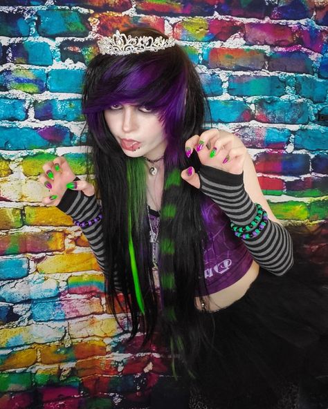 Emo scene girl Scene Women, 2013 Scene, Hair Graffiti, 2000s Emo Scene, Emo 2000s Hair, Emo Person, Scene Hair Ideas, Scenecore Girl, Scene Poses