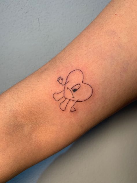 Arte por h.tattoo Small Bad Bunny Tattoo, Bad Bunny Tattoo Ideas Lyrics, Bad Bunny Heart Tattoo, Bichota Tattoo, Bad Bunny Tattoo Ideas, Bad Bunny Tattoo, Bunny Tattoo, H Tattoo, Tattoo Heart