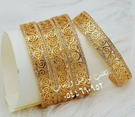 Plain Gold Bangles, Dubai Gold Jewelry, Gold Bangles For Women, Gold Jewellry, Bridal Jewelry Vintage, Gold Bridal Jewellery Sets, Beautiful Gold Necklaces, Jewelry Set Design, Gold Wedding Jewelry