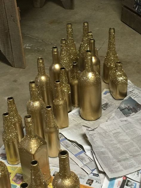 Takken Decor, Deco Cinema, Gatsby Birthday Party, Gatsby Party Decorations, Wine Bottle Centerpieces, 50th Wedding Anniversary Party, Bottle Centerpieces, 50th Anniversary Party, Golden Birthday