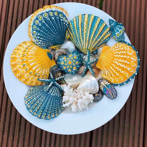 Clam Painting, Paint Shells, Seashell Mirrors, Scallop Shell Craft, Shell Projects, Octopus Painting, Shell Painting, Wind Chimes Craft, Bee Book