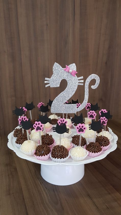 Cat Birthday Party Ideas Decoration, Marie Cat Birthday Party, Birthday Cat Theme, Cat Party Theme, Gato Cake, Cat Birthday Theme, Cat Birthday Party Ideas, Cats Birthday Party, Cat Bday