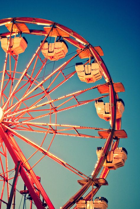 Ferris wheel Feel Good Pictures, Ferris Wheels, Carnival Rides, Wallpaper Inspiration, Parc D'attraction, Fun Fair, Orange Walls, Picture Collage Wall, Orange Aesthetic