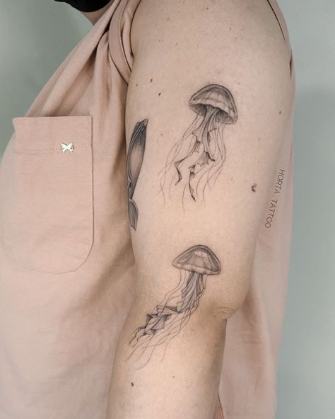 Água-viva tatuagem #tattoo #art #jellyfish #tattooed Men Jellyfish Tattoo, Microrealism Jellyfish Tattoo, Jelly Fish Minimalist Tattoo, 2 Jellyfish Tattoo, Jelly Fish Arm Tattoos, Jellyfish Tattoo Linework, Realism Jellyfish Tattoo, Mermaid Jellyfish Tattoo, Jellyfish Small Tattoo