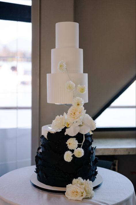 Modern, minimalist, cake spacer Wedding Cake Black And White, Wedding Cakes Black And White, Black And White Wedding Cakes, Floating Cake, Modern Black And White Wedding, Black And White Wedding Cake, Prom Dresses Long Blue, Sage Bridesmaid Dresses, Quinceanera Cakes