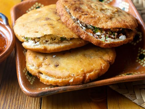 Consiente a tu familia con este delicioso relleno de chicharrón prensado para gorditas, ¡queda buenísimo! Mexican Gorditas, Gorditas Recipe Mexican, Pozole Rojo Recipe, Guisado Recipe, Gorditas Recipe, Chile Relleno Recipe, Queso Manchego, Chicken Tender Recipes, Sauteed Veggies