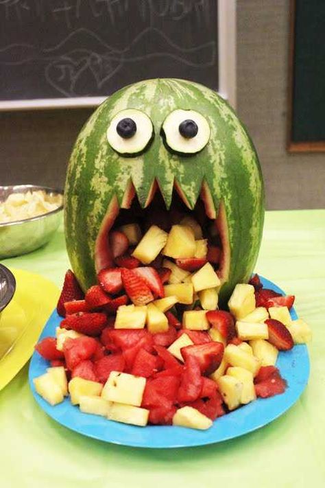 Watermelon monster Fruit Salad for Halloween party.  Pick up everything for Halloween this year with the SmartShopper Grocery List maker.  www.smartshopperusa.com Watermelon Monster, Sweets Photo, Healthy Halloween Treats, Healthy Halloween Snacks, Halloween Fest, Decorações Com Comidas, Monster Birthday Parties, Taco Party, Harvest Party