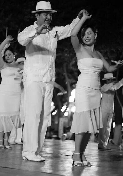 Danzón Banda Dancing, Danza Latino Americano Aesthetic, Mexican Dancing Pictures, Bachata Aesthetic, Cumbia Dancing, Colombian Dance, Dancing Mexican Music, Mc Daniel, Latino Dance