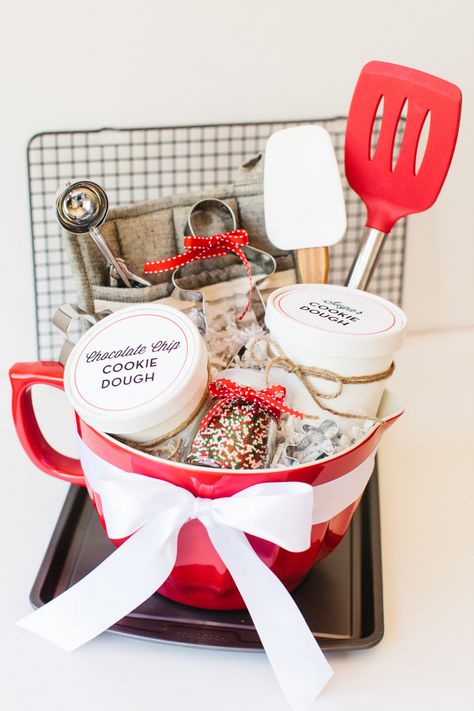 Holiday Cookie Baking Basket with Free Printables | The TomKat Studio Holiday Cookie Gift, Holiday Mason Jar, Cookie Gift Baskets, Creative Gift Baskets, Christmas Gift Baskets Diy, Holiday Gift Baskets, Themed Gift Baskets, Diy Gift Baskets, Christmas Baskets